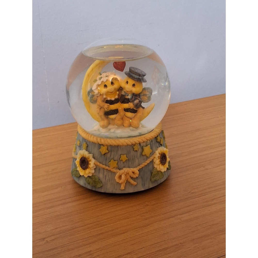 Vintage 1999 Westland Giftware Bumblebee Wedding Music Snow Globe. WORKS! GVC